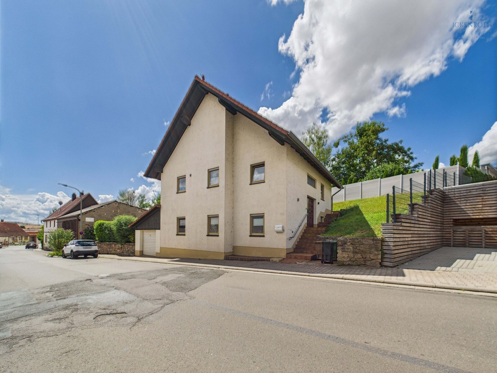 **Einfamilienhaus mit schöner Gartenfläche, guter Raumaufteilung, neuer HZ, gr. Garage, uvm.** **Einfamilienhaus mit schöner Gartenfläche, guter Raumaufteilung, neuer HZ, gr. Garage, uvm.**