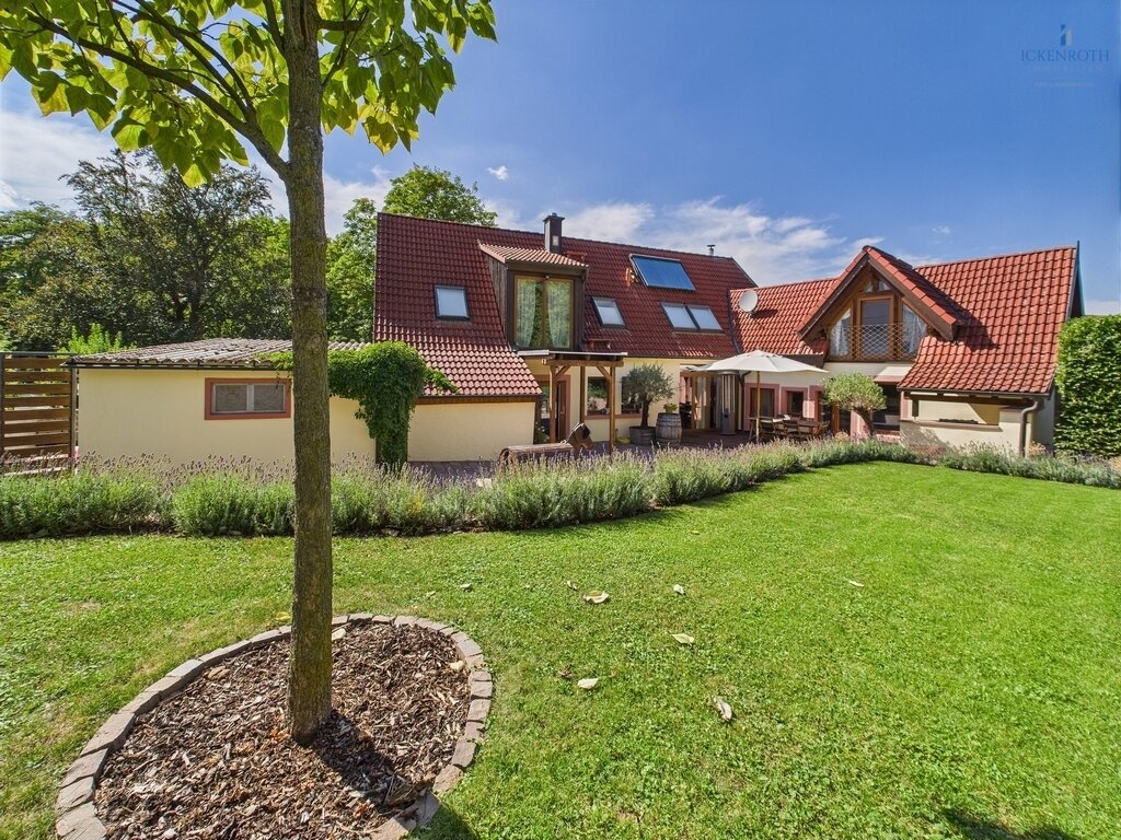 **Charmantes 1-2-Familienhaus mit idyllischer Gartenfläche, neuer HZ, Garage - einzigartig!** **Charmantes 1-2-Familienhaus mit idyllischer Gartenfläche, neuer HZ, Garage - einzigartig!**