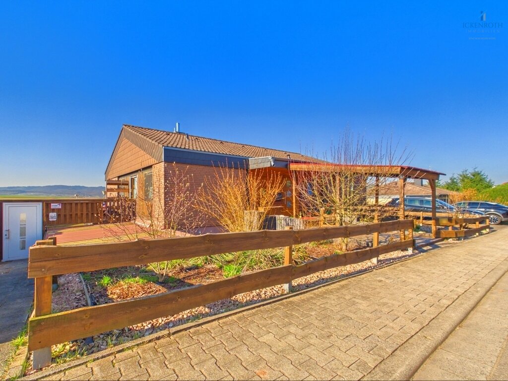 **Großzügiges 1-2 Familienhaus mit Balkon, Doppelgarage und traumhaftem Weitblick! Ruhige Lage!!!** **Großzügiges 1-2 Familienhaus mit Balkon, Doppelgarage und traumhaftem Weitblick! Ruhige Lage!!!**