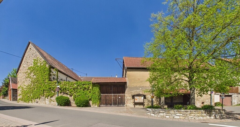 **Historisches Anwesen mit ca. 3.001m² Grundstück, Scheunen, Nebengebäuden, uvm. - viele Optionen!** **Historisches Anwesen mit ca. 3.001m² Grundstück, Scheunen, Nebengebäuden, uvm. - viele Optionen!**