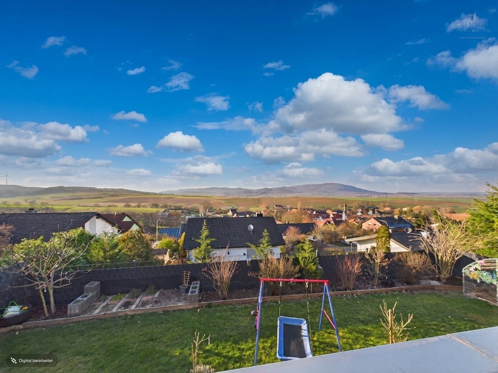 **Großzügiges 1-2 Familienhaus mit Balkon, Doppelgarage und traumhaftem Weitblick! Ruhige Lage!!!** **Großzügiges 1-2 Familienhaus mit Balkon, Doppelgarage und traumhaftem Weitblick! Ruhige Lage!!!**