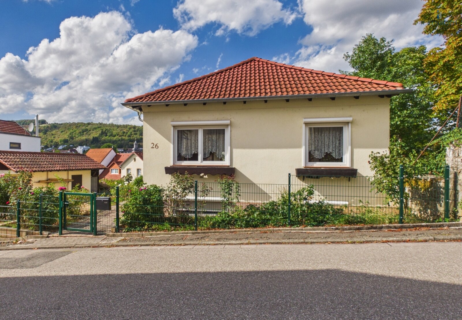 **Schönes EFH mit Wintergarten, Garage & guter Raumaufteilung - viele Möglichkeiten!** **Schönes EFH mit Wintergarten, Garage & guter Raumaufteilung - viele Möglichkeiten!**