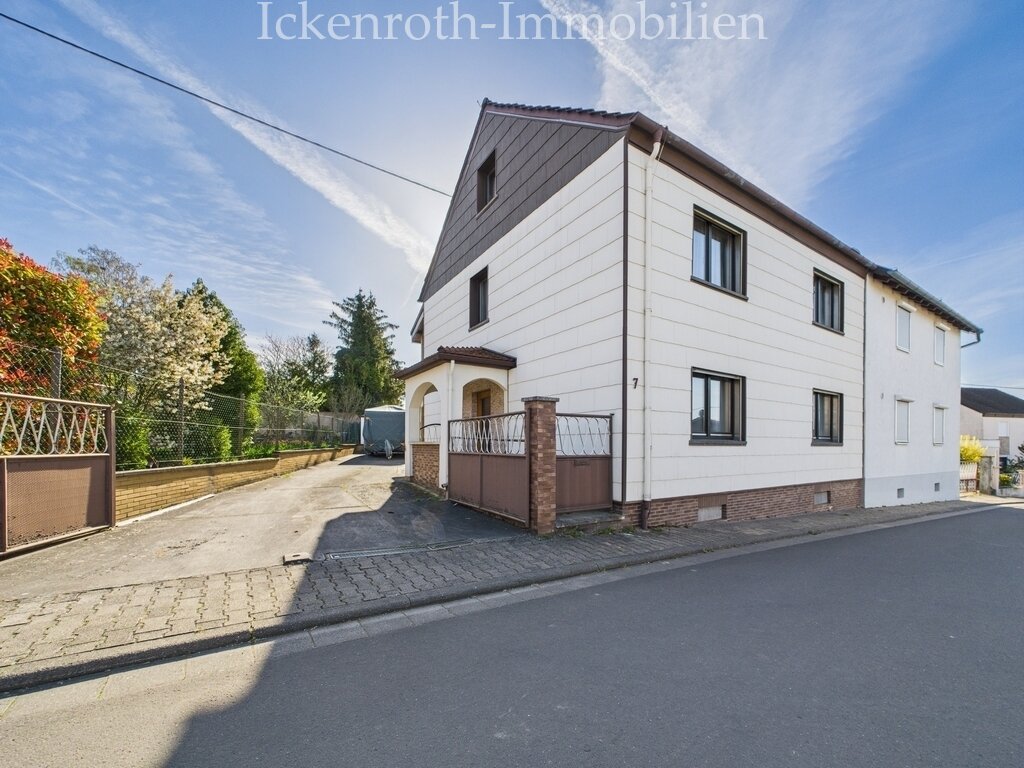 **Spannendes 1-2 Familienhaus mit idyllischem Garten, gr. Nebengebäude, Garage, uvm.** **Spannendes 1-2 Familienhaus mit idyllischem Garten, gr. Nebengebäude, Garage, uvm.**